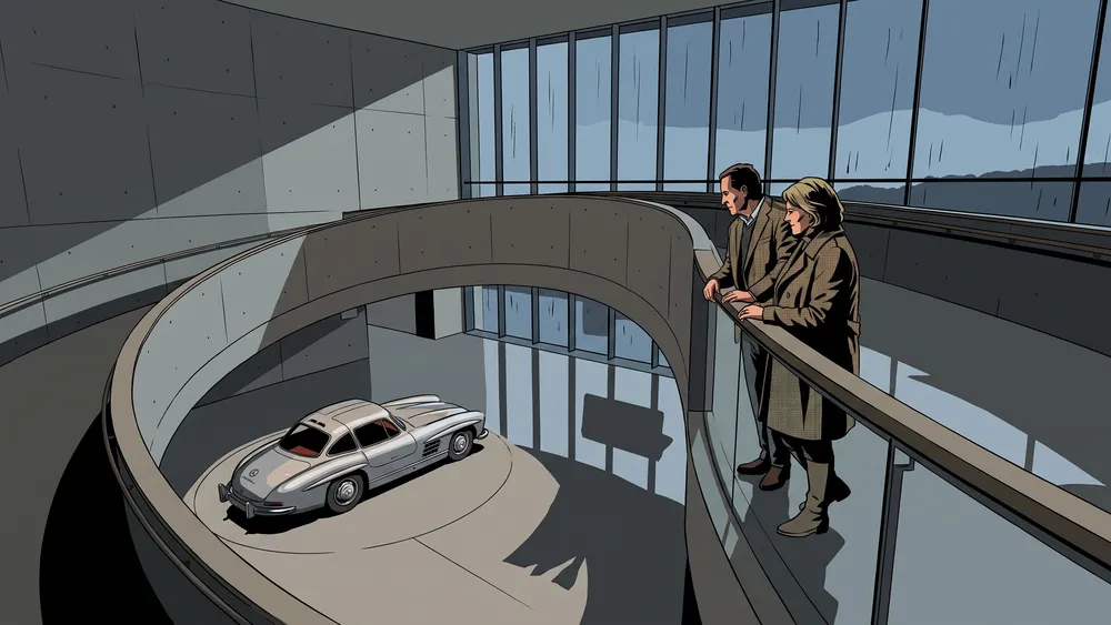 Mercedes-Benz Museum in Stuttgart – Zwei Besucher an der Spiralrampe mit Oldtimern, Regen läuft an der Glasfassade herunter
